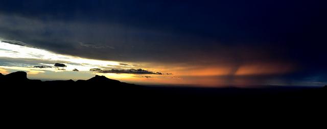 Tormenta a la puesta de sol