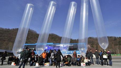 Activistas de Corea del Sur lanzan globos de aire con obsequios para los norcoreanos