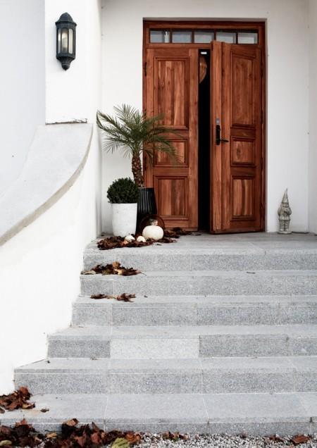 suelo de roble espigado sofas blancos lámparas metal flexo de pie farolillos estilo puro escandinavo estilo nórdico moderno diseño de interiores decorar con cuadros decoración relajada decoración en blanco y negro decoración de interiores cocina negra cocina industrial 