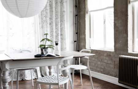 suelo de roble espigado sofas blancos lámparas metal flexo de pie farolillos estilo puro escandinavo estilo nórdico moderno diseño de interiores decorar con cuadros decoración relajada decoración en blanco y negro decoración de interiores cocina negra cocina industrial 