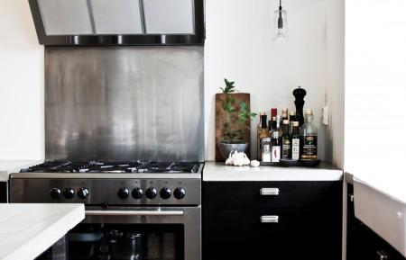 suelo de roble espigado sofas blancos lámparas metal flexo de pie farolillos estilo puro escandinavo estilo nórdico moderno diseño de interiores decorar con cuadros decoración relajada decoración en blanco y negro decoración de interiores cocina negra cocina industrial 