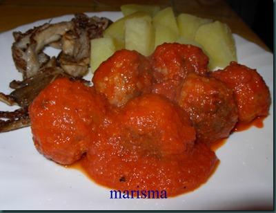 Albóndigas al horno en salsa de tomate