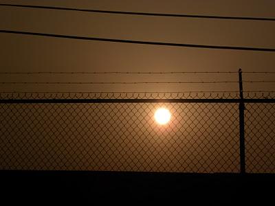 Controlar, amoldar, vigilar