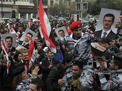 Sirios pro-gobierno se han manifestado hoy a favor del presidente Asad en Damasco - EFE / YOUSSEF BADAWI