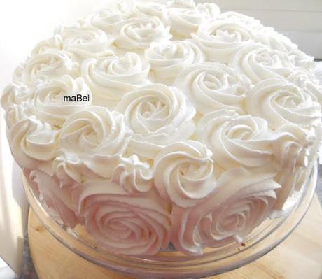 Decorar una tarta con rosas