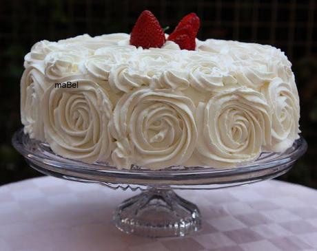 Decorar una tarta con rosas