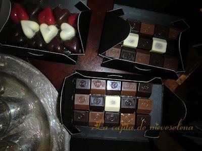 Mousse de chocolate sobre crujiente de arroz