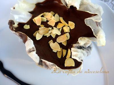 Mousse de chocolate sobre crujiente de arroz