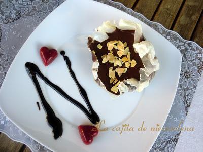 Mousse de chocolate sobre crujiente de arroz