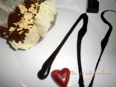 Mousse de chocolate sobre crujiente de arroz