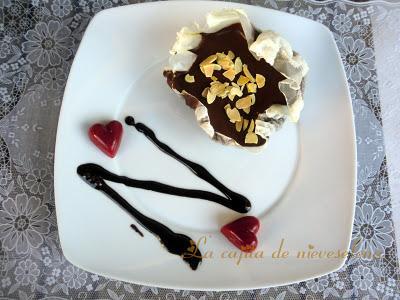 Mousse de chocolate sobre crujiente de arroz