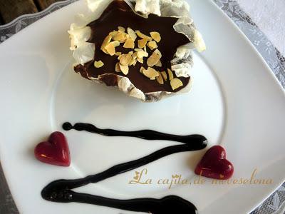 Mousse de chocolate sobre crujiente de arroz