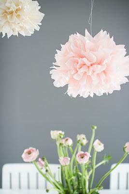 Flores naturales y flores de papel para decorar la mesa