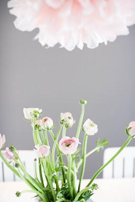 Flores naturales y flores de papel para decorar la mesa