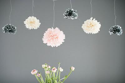 Flores naturales y flores de papel para decorar la mesa