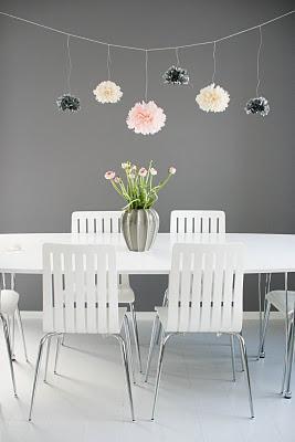 Flores naturales y flores de papel para decorar la mesa