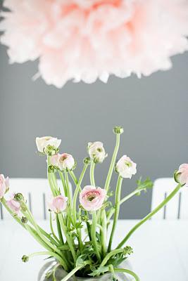 Flores naturales y flores de papel para decorar la mesa