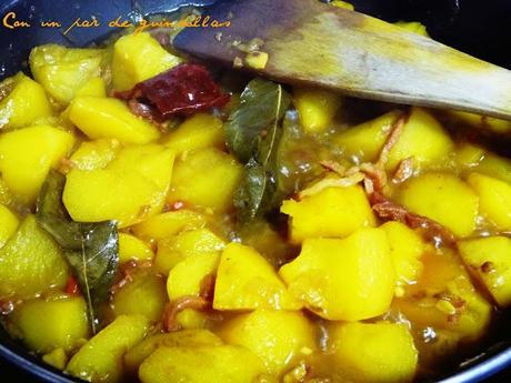 Patatas cocidas y brotes de espinacas