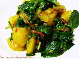 Patatas cocidas y brotes de espinacas