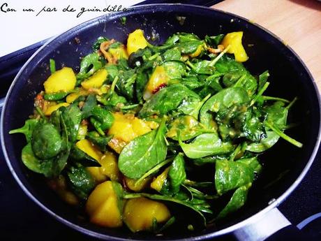 Patatas cocidas y brotes de espinacas