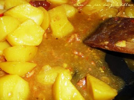 Patatas cocidas y brotes de espinacas