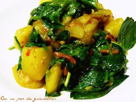 Patatas cocidas y brotes de espinacas