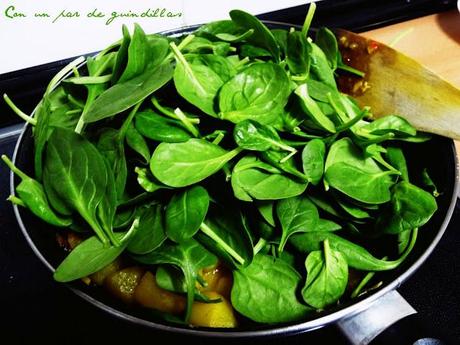Patatas cocidas y brotes de espinacas