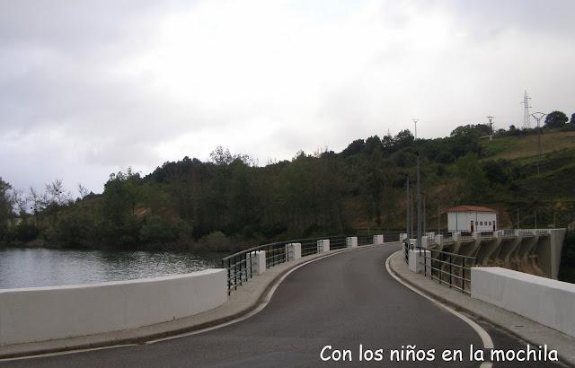En nacimiento del río Ebro y su embalse