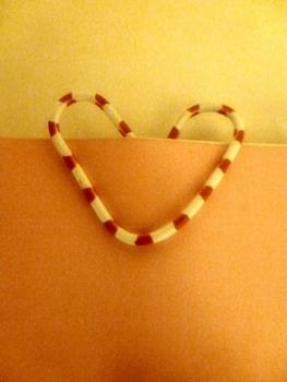 Clips convertidos en románticos corazones