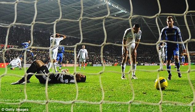 El Chelsea se libra de la derrota en el descuento