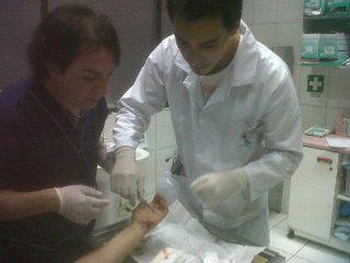 Gonzalo Muñoz,estudiante de Medicina,hace su primera sutura