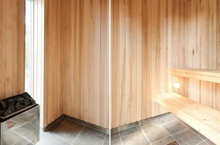 Un salón cocina comedor en dos niveles taburete tolix naranja sofas blancos muebles de ikea estilo sueco decoración estilo nórdico diseño de interiores decoración en blanco decoración de interiores diáfanos cocinas modernas cocinas blancas cocinas abiertas casa sueca en el campo