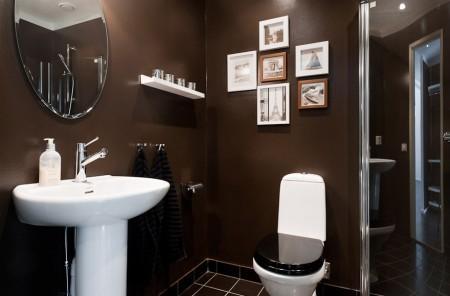 Un salón cocina comedor en dos niveles taburete tolix naranja sofas blancos muebles de ikea estilo sueco decoración estilo nórdico diseño de interiores decoración en blanco decoración de interiores diáfanos cocinas modernas cocinas blancas cocinas abiertas casa sueca en el campo