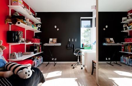 Un salón cocina comedor en dos niveles taburete tolix naranja sofas blancos muebles de ikea estilo sueco decoración estilo nórdico diseño de interiores decoración en blanco decoración de interiores diáfanos cocinas modernas cocinas blancas cocinas abiertas casa sueca en el campo