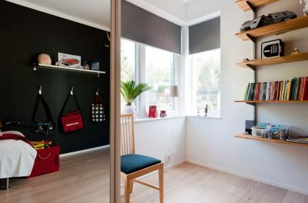 Un salón cocina comedor en dos niveles taburete tolix naranja sofas blancos muebles de ikea estilo sueco decoración estilo nórdico diseño de interiores decoración en blanco decoración de interiores diáfanos cocinas modernas cocinas blancas cocinas abiertas casa sueca en el campo