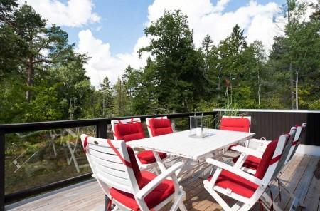 Un salón cocina comedor en dos niveles taburete tolix naranja sofas blancos muebles de ikea estilo sueco decoración estilo nórdico diseño de interiores decoración en blanco decoración de interiores diáfanos cocinas modernas cocinas blancas cocinas abiertas casa sueca en el campo