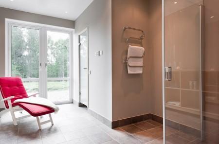 Un salón cocina comedor en dos niveles taburete tolix naranja sofas blancos muebles de ikea estilo sueco decoración estilo nórdico diseño de interiores decoración en blanco decoración de interiores diáfanos cocinas modernas cocinas blancas cocinas abiertas casa sueca en el campo