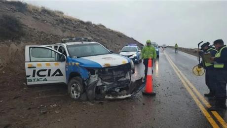 Fuerte accidente de un patrullero se dio en medio de la lluvia en la Ruta 234, dos policías heridos