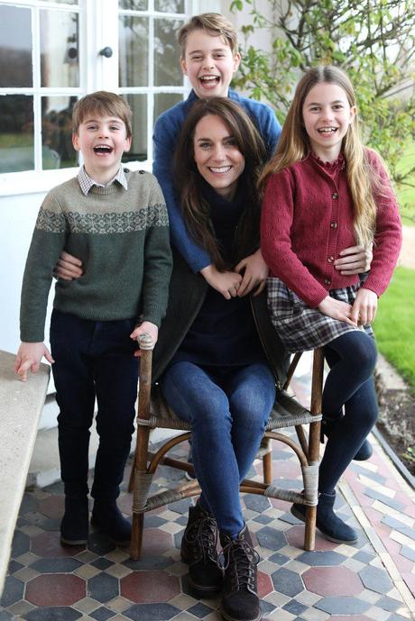 Información privilegiada niega que Kate Middleton revele video editado sobre cáncer: informe Foto editada de Kate Middleton con niños.