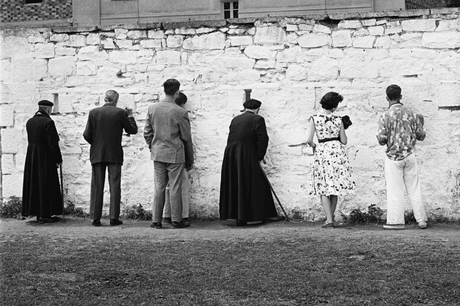 Gente mirando a través de un muro. Imagen tomada del blog Escribe Fino.