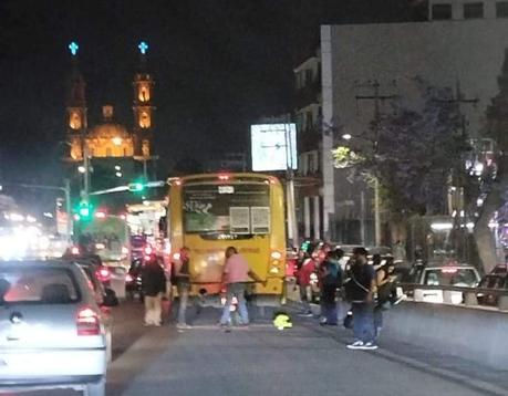 Motociclista se incrusta en la parte trasera de camión urbano en la Avenida Juárez