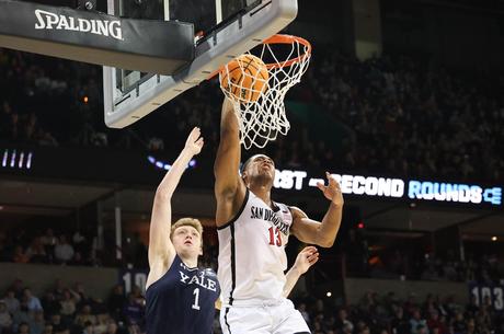 Hermoso domingo: San Diego State derrota a Yale y avanza a los octavos de final del torneo de la NCAA El delantero del estado de San Diego, Jaydon Leddy (13), hace mates contra el delantero de Yale, Danny Wolfe (1).