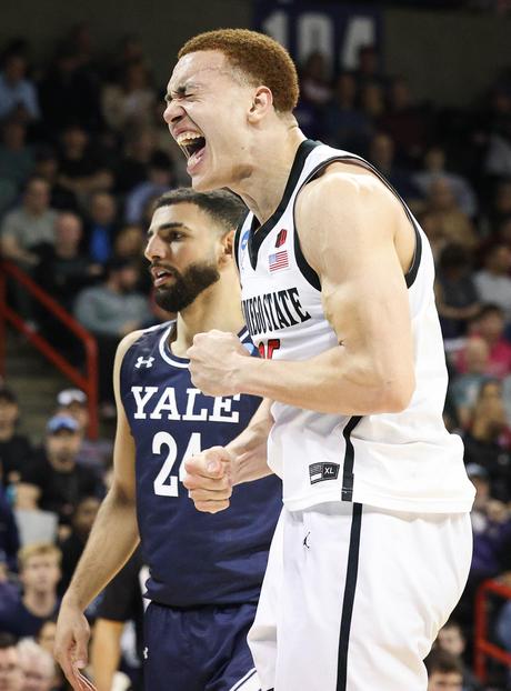 Hermoso domingo: San Diego State derrota a Yale y avanza a los octavos de final del torneo de la NCAA El delantero del estado de San Diego, Elijah Saunders (25), celebra después de una volcada.