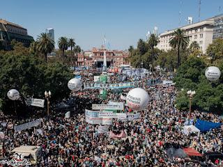 Día de la Memoria: la multitudinaria marcha en Plaza de Mayo, las reacciones del video del Gobierno y el recuerdo de los 30.000 desaparecidos.