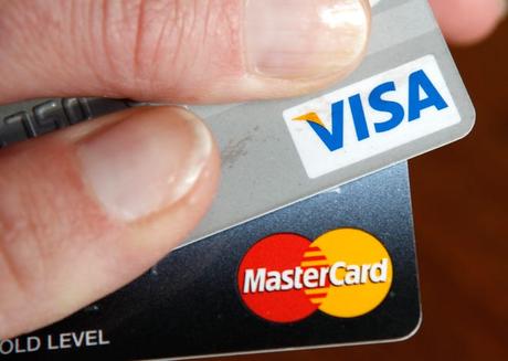 Liquidación de Visa y Mastercard y lo que significa para su tarjeta de crédito Un usuario de tarjeta de crédito muestra sus tarjetas en Washington el 22 de febrero de 2010.