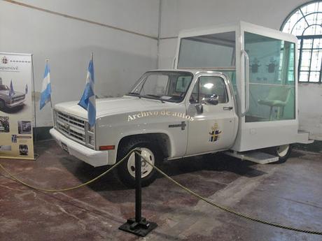 Papamóvil Chevrolet C-10 del año 1987 del Museo Udaondo