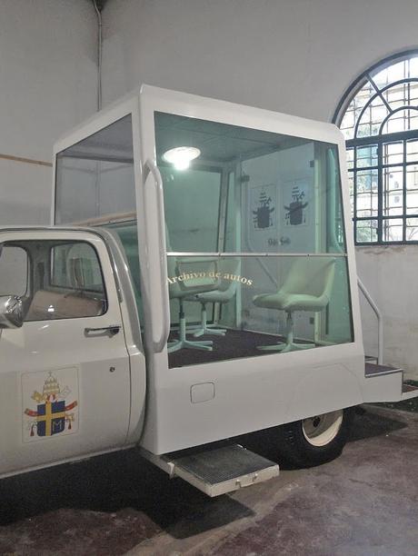 Papamóvil Chevrolet C-10 del año 1987 del Museo Udaondo