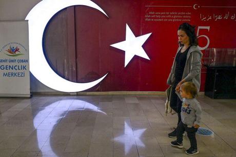 Un votante entra a un colegio electoral en Ankara, el domingo 31 de marzo de 2024. Turquía celebra elecciones locales el domingo que decidirán quién controlará Estambul y otras ciudades importantes.  (Foto AP/Ali Onal)