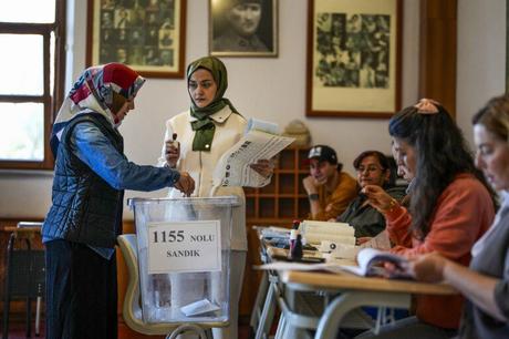 Una mujer vota en un colegio electoral en Estambul, Turquía, el domingo 31 de marzo de 2024. Turquía celebra elecciones locales el domingo que decidirán quién controlará Estambul y otras ciudades importantes.  (Foto AP/Emrah Gurel)