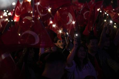 Partidarios del Partido Popular Republicano (CHP) se reúnen para celebrar frente al ayuntamiento de Estambul, Turquía, el domingo 31 de marzo de 2024. El principal partido de oposición de Turquía retuvo el control de las principales ciudades y logró enormes avances en otras elecciones locales del domingo, según mostraron los resultados preliminares. Fue una gran sorpresa para el presidente Recep Tayyip Erdogan, que había puesto su mirada en recuperar el control sobre esas áreas urbanas.  (Foto AP/Khalil Hamra)